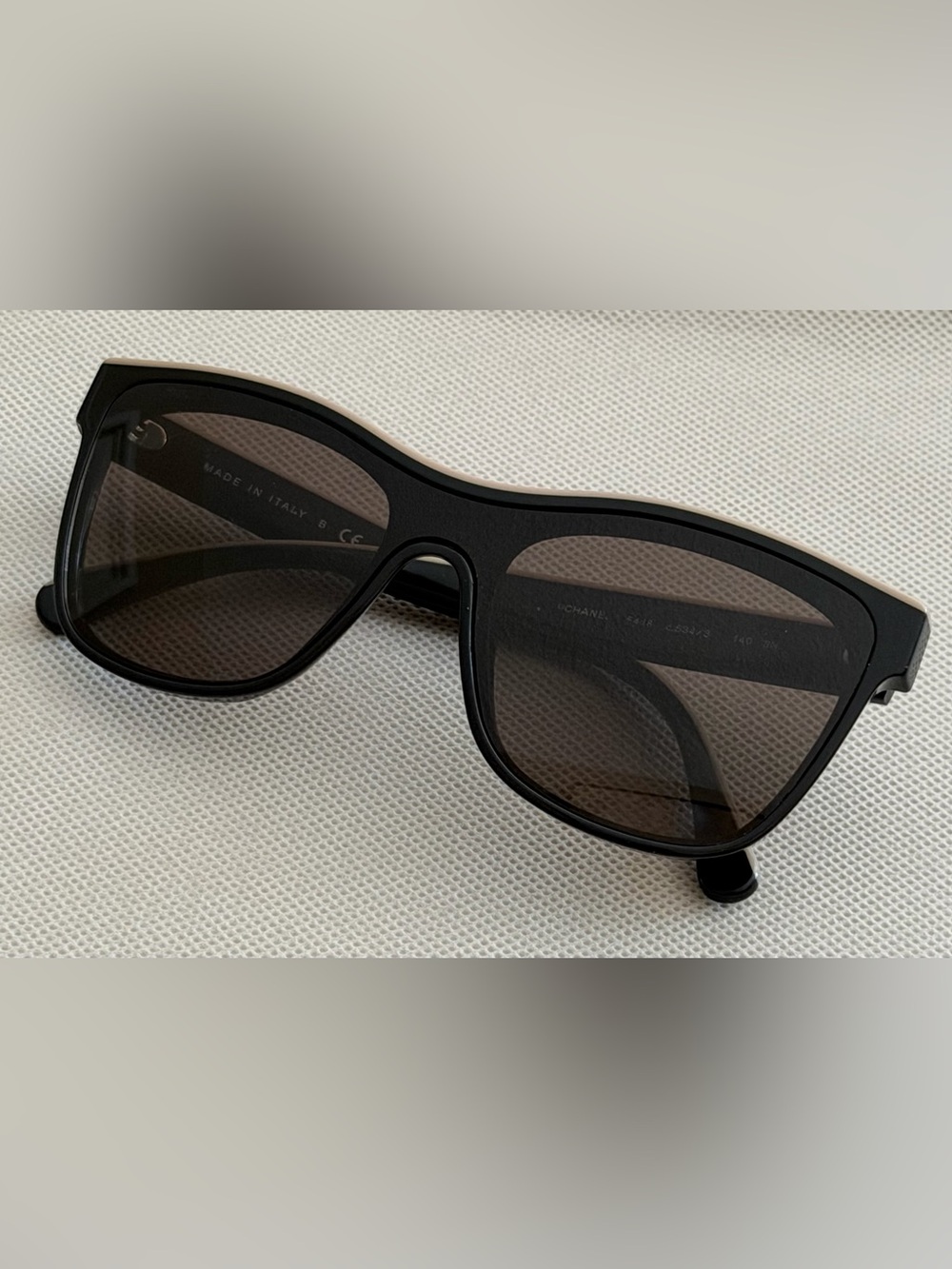 CHANEL Chanel Black & Beige CC Logo Sunglasses with Light Black Lenses - Picture 2 of 10